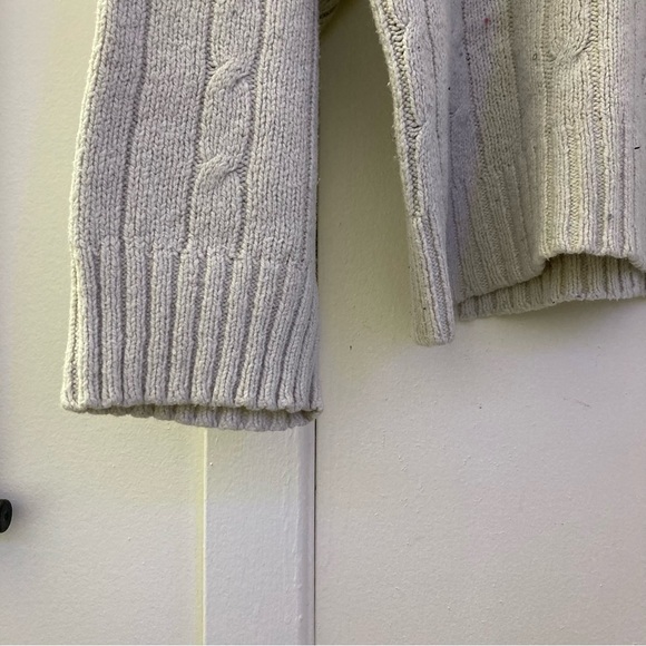 American Eagle Vintage Slim Fit cable knit v-neck sweater in off-white - Picture 4 of 7